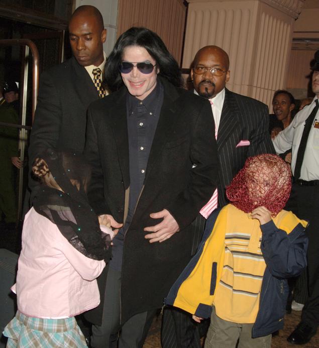 Michael Jackson pictured with his two older childen in London in 2005. (DAVE M. BENETT/ GETTY IMAGES)