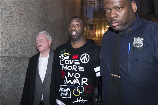 New York Knicks point guard Raymond Felton, center, leaves Manhattan Criminal Court after his arraignment, Tuesday, Feb. 25, 2014, in New York. Felton was arrested Tuesday on weapons charges after a lawyer for Felton's wife turned in a loaded gun allegedly belonging to the basketball star, saying she didn't want it in her home, police said. (AP Photo/John Minchillo)
