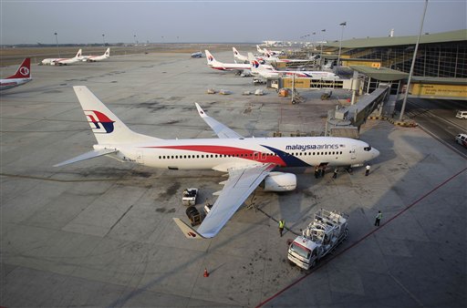Ground staff work on a Malaysia Airlines plane at Kuala Lumpur International Airport in Sepang, Malaysia, Wednesday, March 12, 2014. (AP Photo/Lai Seng Sin)