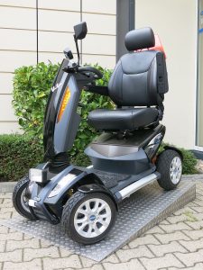Elektro-Rollstuhl_15_kmh