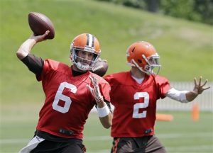 Cleveland Browns quarterback Brian Hoyer (6) passes with Johnny Manziel (2) during practice at the NFL football team's facility in Berea, Ohio Wednesday, Aug. 20, 2014. Earlier Hoyer was named the opening day starter. (AP Photo/Mark Duncan)