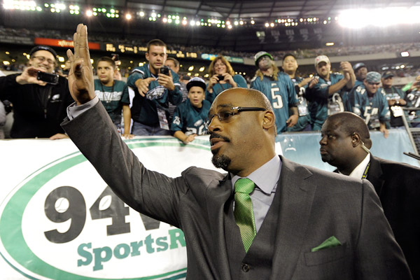 Former Eagles quarterback Donovan McNabb, who had his No. 5 jersey retired in September 2013, waves to the crowd. (AP Photo/Michael Perez)