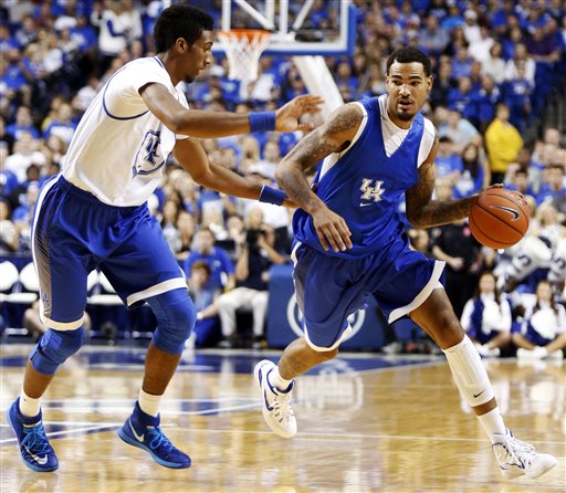 The Blue squads' Willie Cauley-Stein, right, is pressured by the White squads' Marcus Lee during Kentucky's intrasquad NCAA college basketball scrimmage, Monday, Oct. 27, 2014, in Lexington, Ky. (AP Photo/James Crisp)