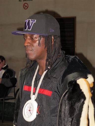 Rapper and reality TV star Flavor Flav leaves following his arraignment on traffic charges in Nassau County Court in Mineola, N.Y., on Wednesday, Jan. 21, 2015. The rapper, whose real name is William Drayton, was arrested in January 2014 on speeding and other charges while driving to his mother's funeral. (AP Photo/Frank Eltman)