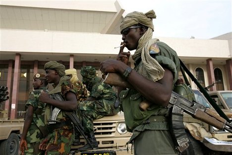 Members of Chad's army guard the Parliament, Monday, April 17, 2006 (AP Photo/Karel Prinsloo)