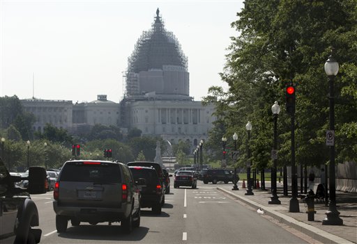 President Barack Obama's motorcade heads toward Capitol Hill in Washington, Friday, June 12, 2015, for a meeting with House Democrats. The president made an 11th-hour appeal to dubious Democrats on Friday in a tense run-up to a House showdown on legislation to strengthen his hand in global trade talks (AP Photo/Carolyn Kaster)