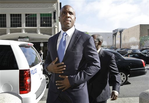 In this Thursday, June 23, 2011, file photo, former San Francisco Giants slugger Barry Bonds arrives for a hearing about his perjury trial at the federal courthouse in San Francisco. The U.S. Department of Justice formally dropped its criminal prosecution of Barry Bonds, Major League Baseball's career home run leader. The decade-long investigation and prosecution of Bonds for obstruction of justice ended quietly Tuesday morning, July 21, 2015, when the DOJ said it would not challenge the reversal of his felony conviction to the U.S. Supreme Court. (AP Photo/Paul Sakuma, File)