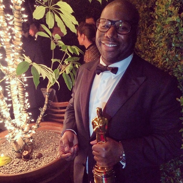 Steve McQueen holding Best Picture Oscar. (April Lamb/CC BY-SA 3.0)
