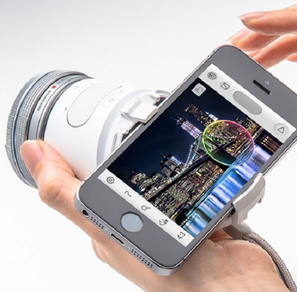 The Olympus Air 01 attaches to smartphones and tablets to allow users to take better pictures using their devices. The Air 01 is compatible with both iOS and Android devices. (Courtesy of Olympus)