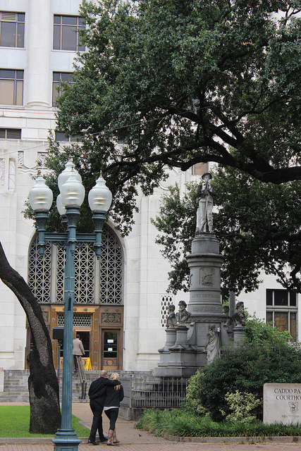 A Confederate Veterans Memorial stands in front of the Caddo Parish Courthouse in Shreveport, La. ( Shreveport-Bossier Convention and Tourist Bureau/Flickr/CC BY-2.0) 