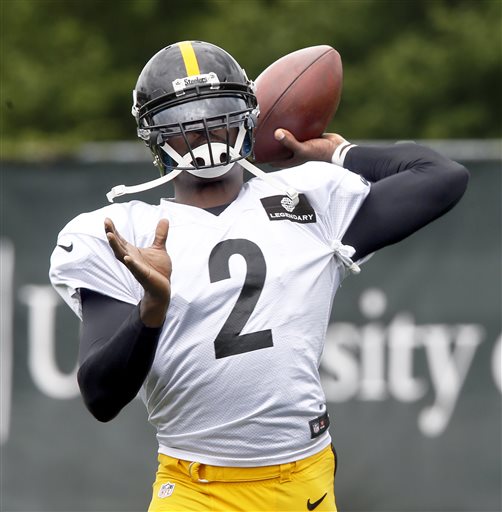 Pittsburgh Steelers quarterback Michael Vick passes during practice for the NFL football team, Wednesday, Aug. 26, 2015 in Pittsburgh. The Steelers signed Vick to a 1-year deal to replace backup Bruce Gradkowski, out with a hand injury. (AP Photo/Keith Srakocic)