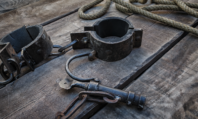 Slave shackles, chain and rope. (Photo: iStockphoto / NNPA)