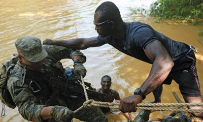 Turnaround is fair play. Usually, the trainers are American, training African soldiers. Here, the trainer is Ghanaian, showing a U.S. soldier with the 101st Airborne Division (Air Assault) how it’s done in Africa. – Photo: Africom.mil