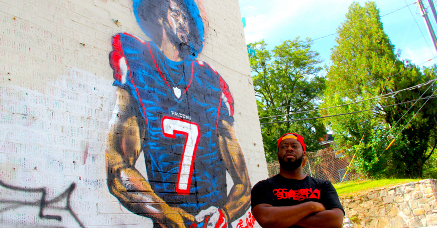 Artist Fabian Williams in front of his mural 'Kaeplanta'. (Photo by: A.R. Shaw)