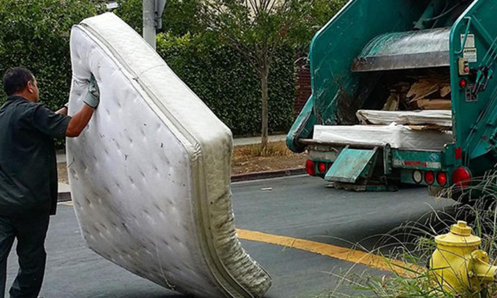 Sanitation Worker in Los Angeles (Photo by: wavenewspapers.com)