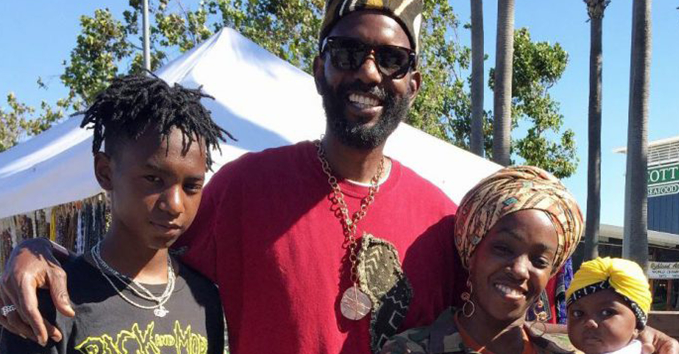 Cozmo-El, with his wife Akilah Moor-El, holding daughter Kaliyah and Saleem at the Jack London Square farmer's market last Sunday. (Photo by: postnewsgroup.com)