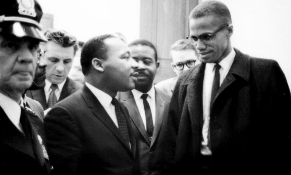 Martin Luther King and Malcolm X waiting for press conference, March 26, 1964. (Library of Congress Prints and Photographs Division Washington, D.C. 20540 USA [Public domain] / Wikimedia Commons)
