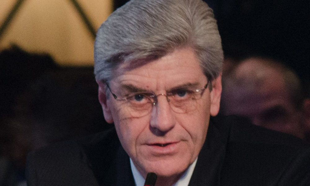 Governor Phil Bryant poses a question to Agriculture Secretary Tom Vilsack who was the guest speaker at the National Governors Association Education, Early Childhood and Workforce Committee meeting in Washington, D.C., on Sunday, February 26, 2012. USDA Photo by Lance.Cheung. (Photo: U.S. Department of Agriculture / Wikimedia Commons)