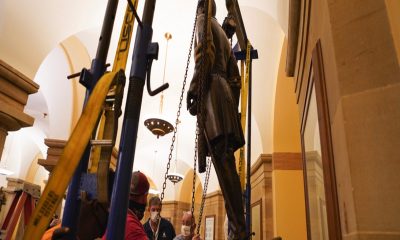 Workers remove statute of Confederate Gen. Robert E. Lee from U.S. Capitol/ Photo by Jack Mayer, Office of Virginia Gov. Ralph Northam