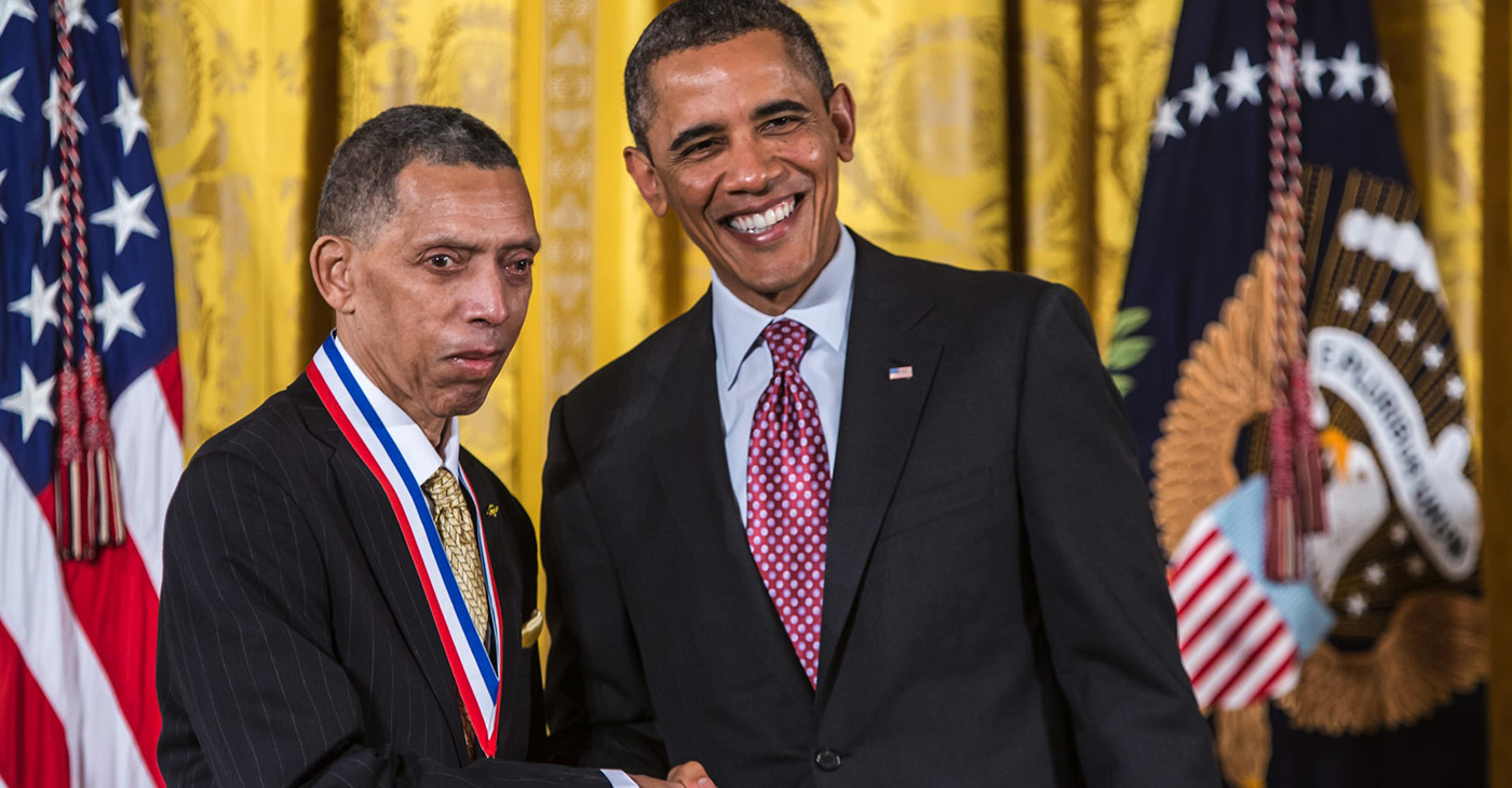 Dr. Carruthers receives the National Medal of Technology and Innovation from U.S. President Barack Obama on Feb. 1, 2013. / Department of the Navy’s Information Technology Magazine