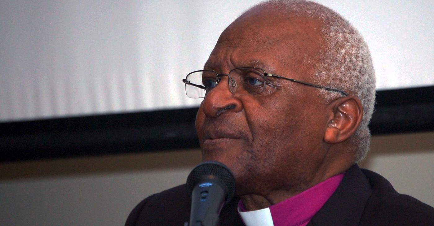 South African Anglican Archbishop Desmond Tutu delivers a speech at the first International Ethics Conference at the University of Botswana. December 2009 / Cmdr. J.A. Surette, US Navy / Wikimedia Commons
