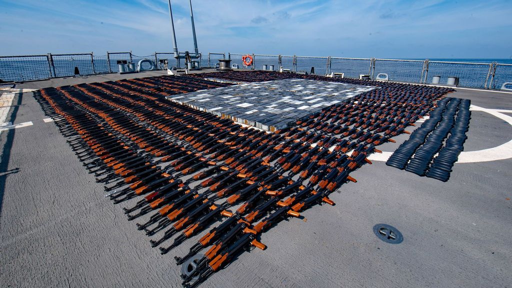 US Navy Seizes 1,400 Assault Rifles From Stateless Fishing Vessel ...