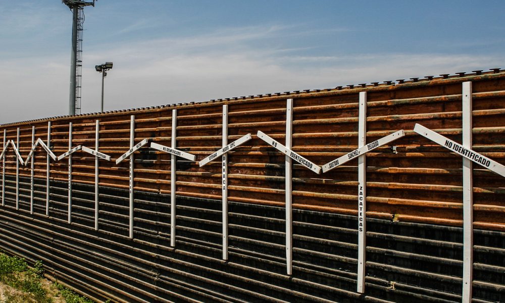 Mexico–United States barrier at the border of Tijuana, Mexico and San Diego, USA. The crosses represent migrants who died in the crossing attempt. Some identified, some not. Surveillance tower in the background. © Tomas Castelazo, www.tomascastelazo.com / Wikimedia Commons / CC BY-SA 4.0.