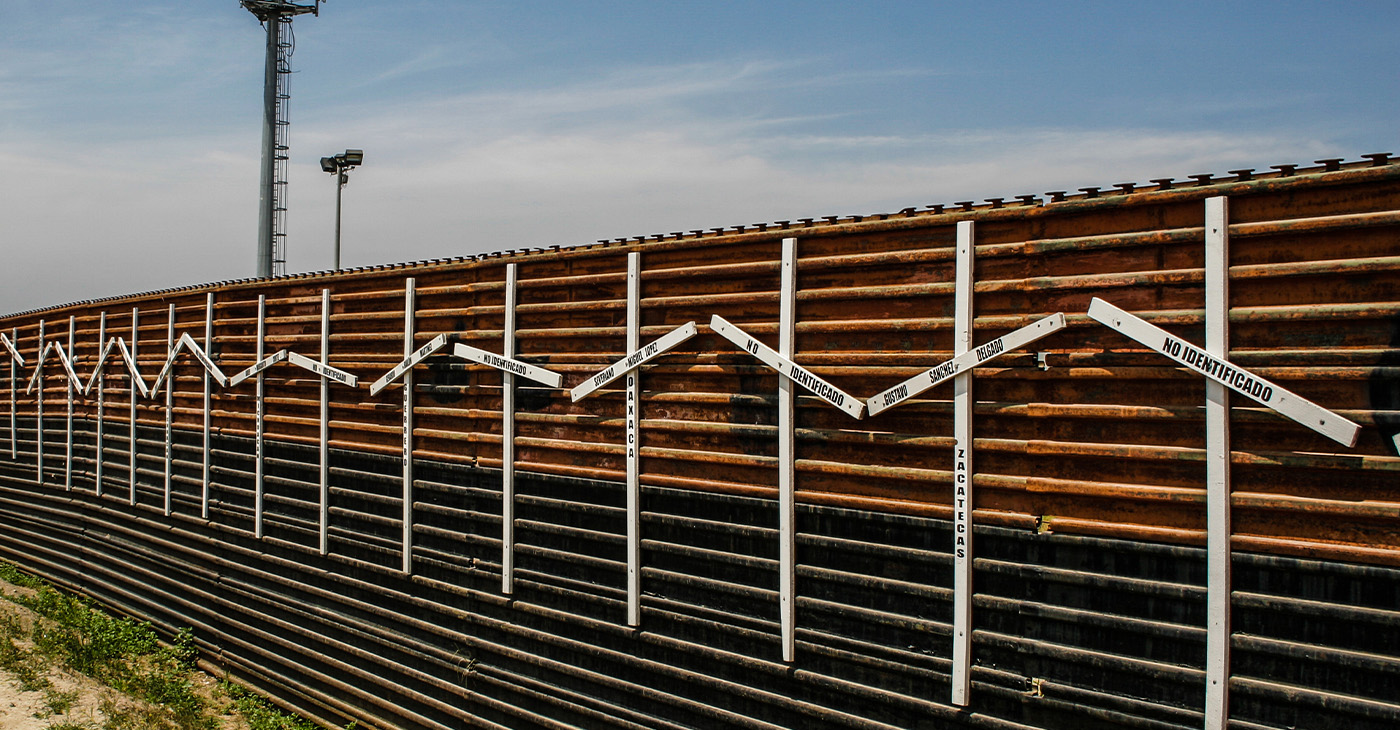 Mexico–United States barrier at the border of Tijuana, Mexico and San Diego, USA. The crosses represent migrants who died in the crossing attempt. Some identified, some not. Surveillance tower in the background. © Tomas Castelazo, www.tomascastelazo.com / Wikimedia Commons / CC BY-SA 4.0.