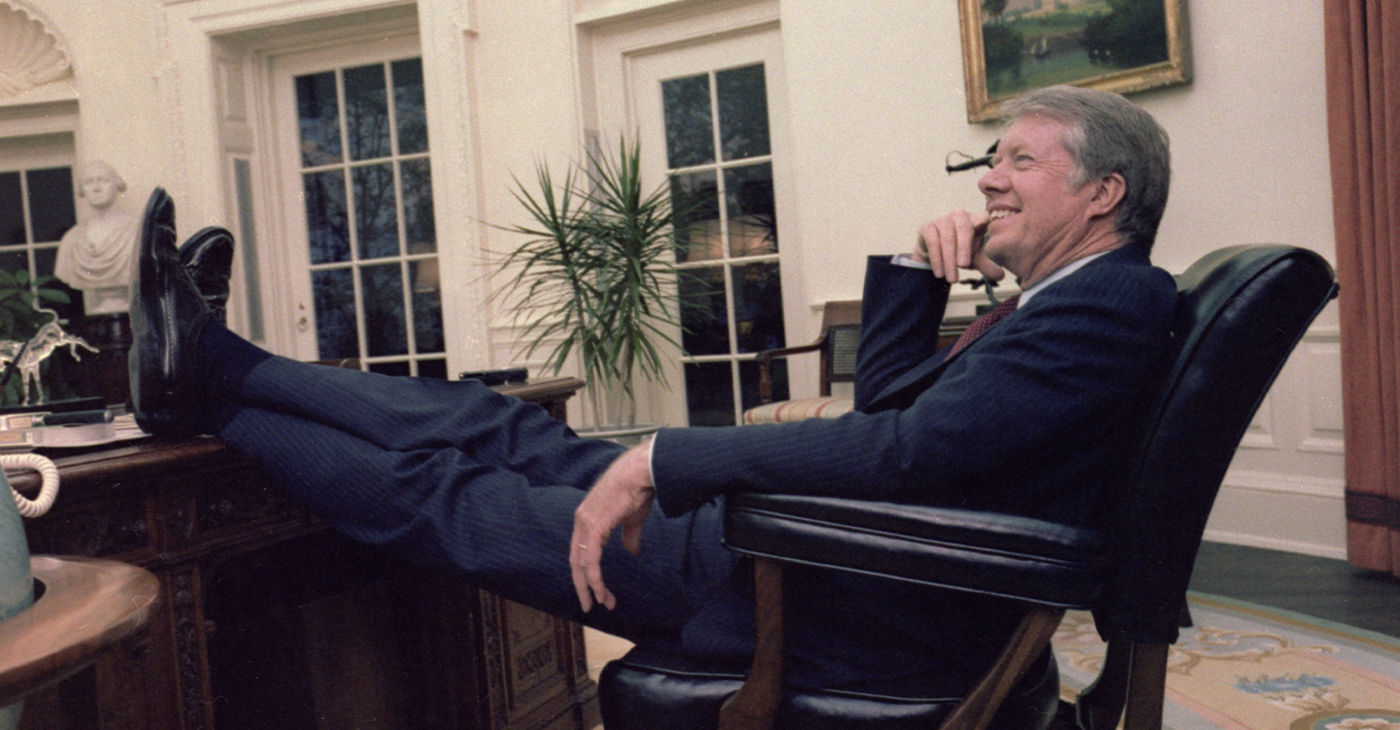 President Jimmy Carter sits casually with his feet on the table at the Resolute desk in the Oval Office of the White House on April 18, 1978. Photo: Tuntematon, Valkoisen / Wikimedia Commons.