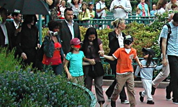 Michael Jackson and his children in Disneyland Paris (Wikimedia Commons)