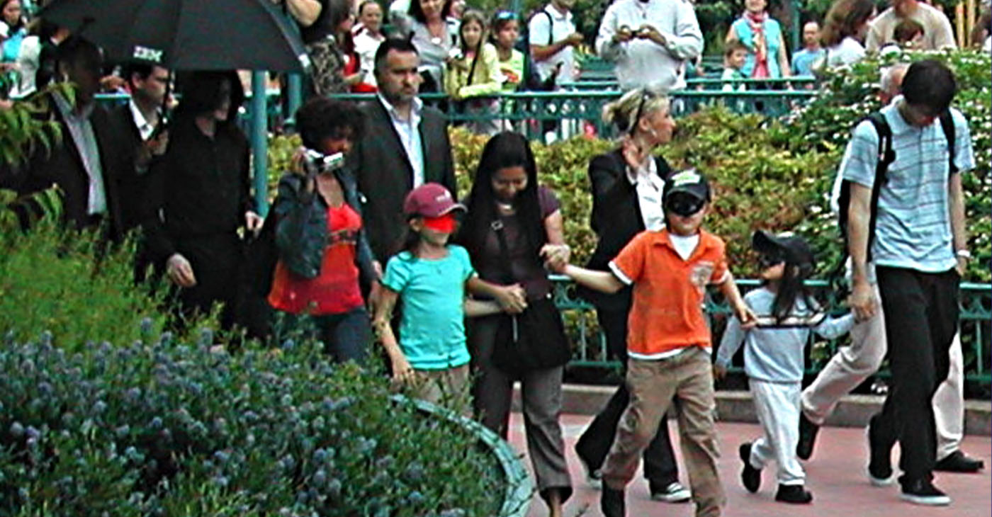 Michael Jackson and his children in Disneyland Paris (Wikimedia Commons)
