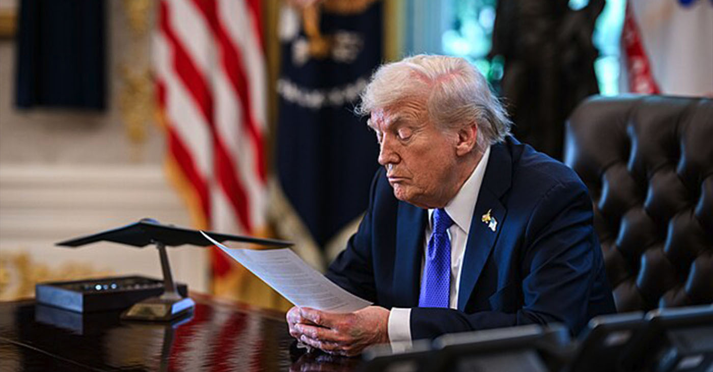 President Donald Trump receives an update from Secretary of State Marco Rubio on the U.S. peace plan for Gaza in the Oval Office, Friday, October 3, 2025. (Official White House Photo by Molly Riley) (Wikimedia Commons /photo by The White House)