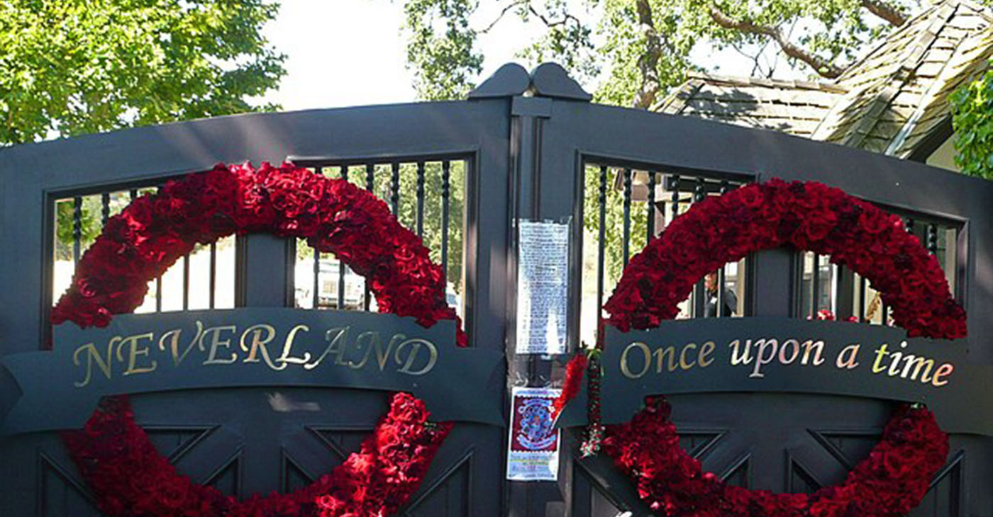 Neverland Ranch's gates. (Wikimedia Commons /Photo by Shazari)