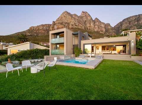 Modern Villa Luna in Camps Bay, South Africa, featuring ocean views and luxury amenities.