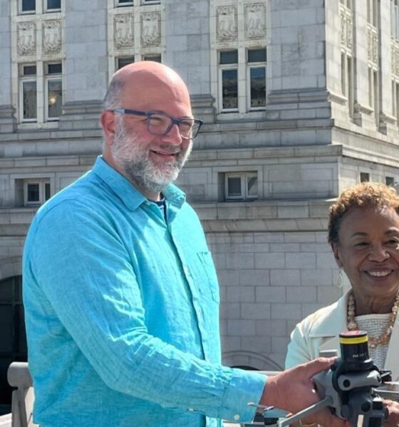 Aerbits founder Brian Johnson(left) and OaklandMayor Barbara Lee launch Aerbits in Oakland.