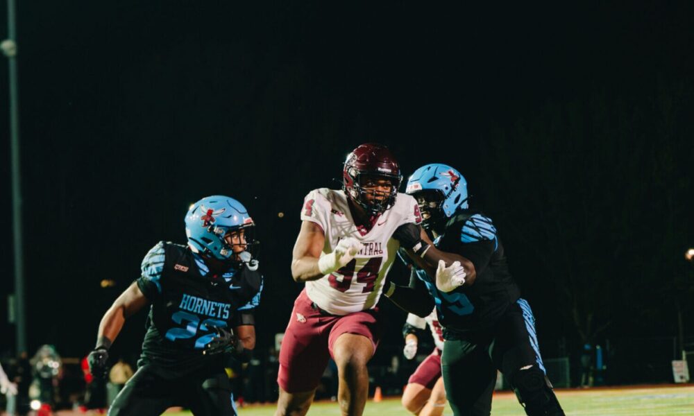 efensive lineman Gary Dorsey (94) pushes through Delaware offense. Photo by Kaden Mclean.