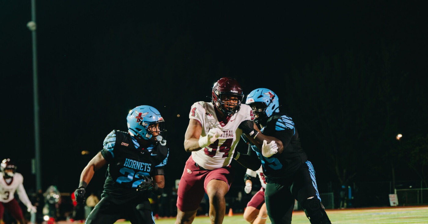 efensive lineman Gary Dorsey (94) pushes through Delaware offense. Photo by Kaden Mclean.