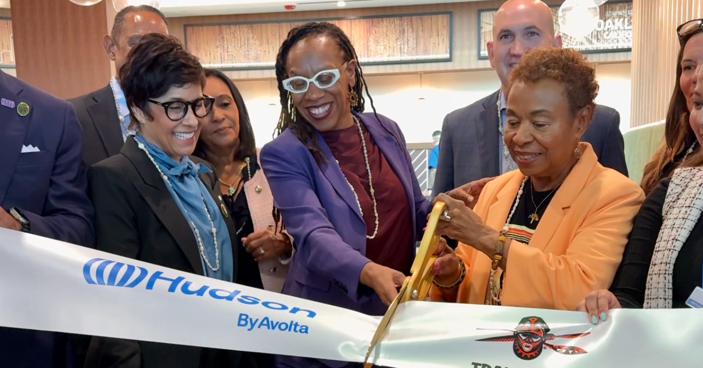 Oakland Mayor Barbara Lee cuts the ribbon at the official opening of Trader Vic’s Outpost and Plum Market at Oakland International Airport. She is assisted by U.S. Rep. Lateefah Simon as Port of Oakland Board President Stephanie Dominguez Walton, left, and representatives from Trader Vic's, Plum Market, look on. Photo courtesy of the mayor’s office.