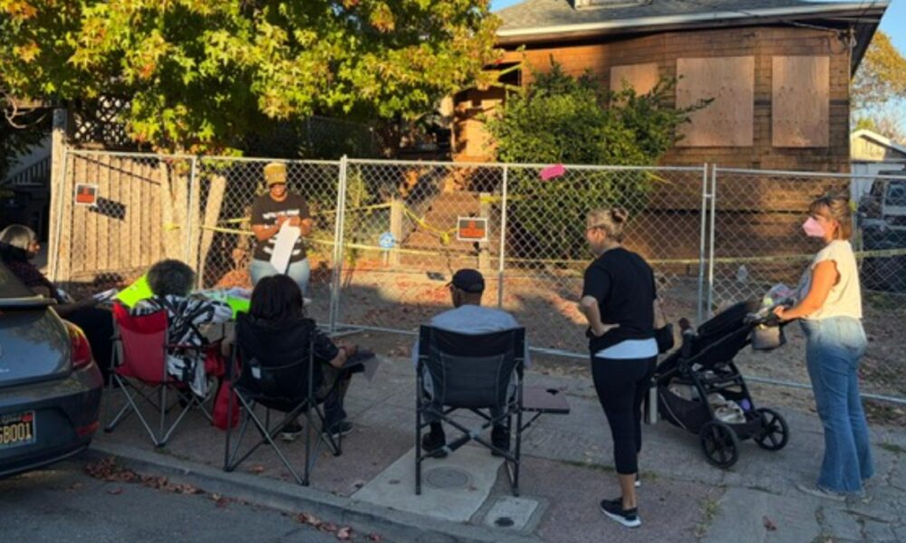 Supporters continue to gather outside the home of Zakiya Jendayi a week after sheriff’s deputies boarded up doors and windows, changed the locks and fenced off the property. Photo by Lindsay Imai Hong.